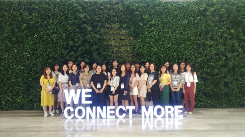 멘토링 프로그램 참여중인 바이오 전공 대학생 및 대학원생 본사 방문(사진=GC녹십자)