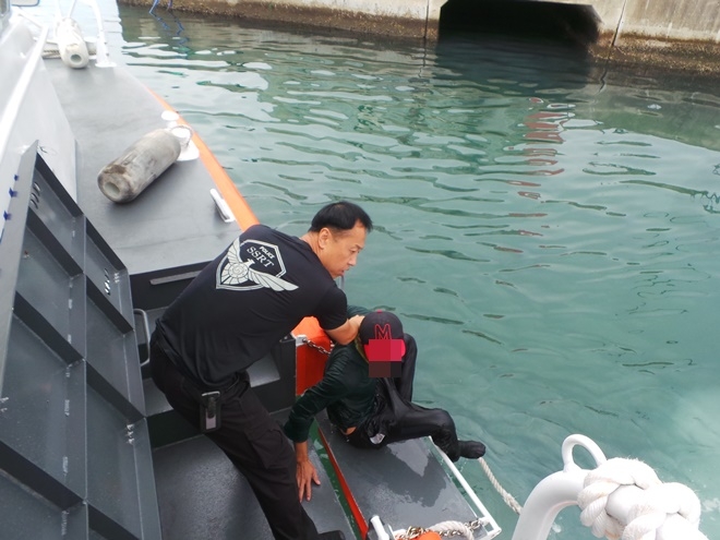 해경이 승선원을 구조하고 있다.(사진제공=울산해양경찰서)