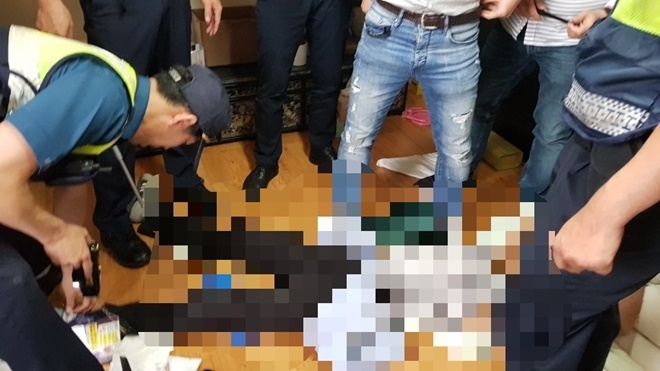 인질극을 벌이던 50대남성이 테이저건에 제압.(사진제공=부산경찰청)
