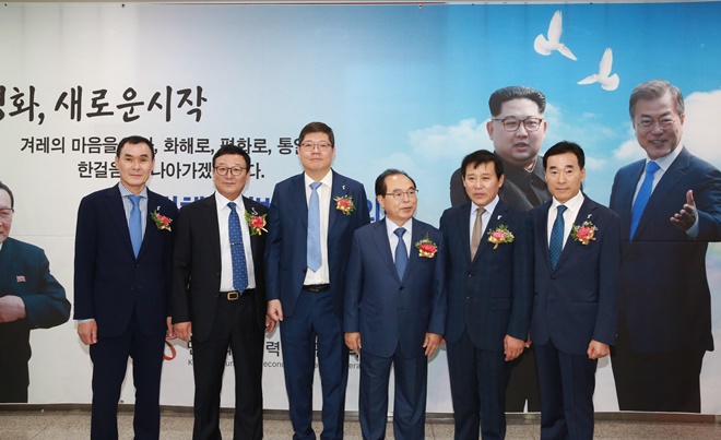 오거돈 부산시장, 김홍걸 민화협 대표상임의장, 양유성 공동본부장 등이 기념촬영.