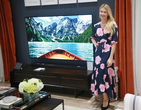 LG전자 부스를 디자인한 케이트럼슨이 LG 올레드 TV AI 씽큐 옆에서 포즈를 취하고 있다