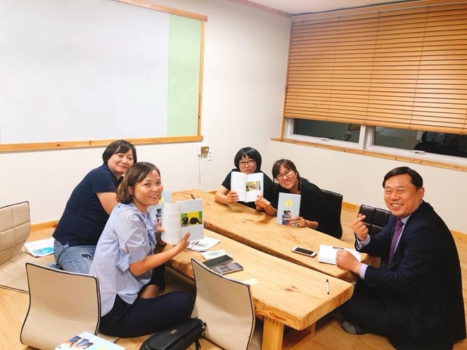 '현장'이란 책을 미리 구입한 마트노조 울산 간부들과 기념촬영을 하고 있는 현장의 작가 김종훈 국회의원.(사진=김종훈의원실)