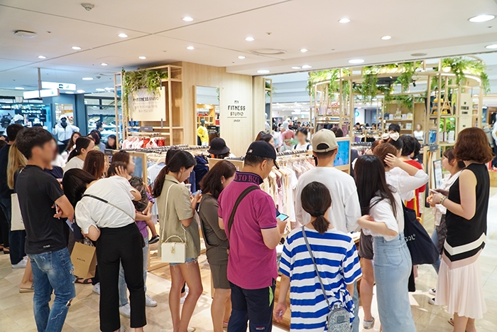 롯데 대전점 안다르 매장 오픈 행사... 시간당 많은 인파 몰려