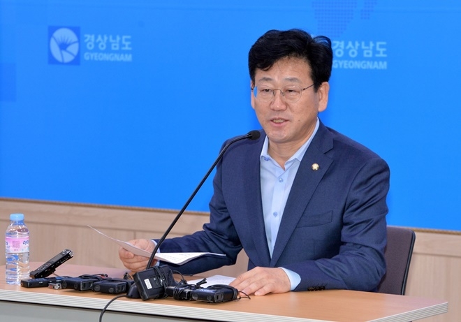 김정호 국회의원이 10일 경남도청프레스센터에서 기자회견을 열고 있다.(사진제공=김정호의원실)