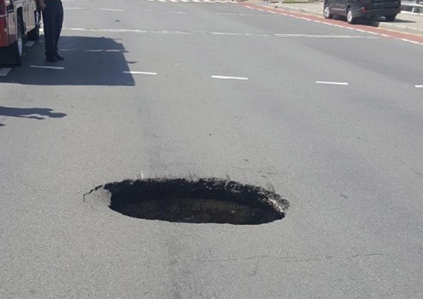 창원 싱크홀, 마치 누군가 만든 듯...도로 위 동그랗게