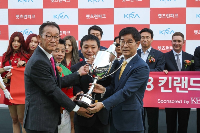 지난 9일 코리아컵 런던타운 이와타 왼쪽부터 토루 마키우라 마주, 이와타 기수, 마키타 조교사, 김낙순 한국마사회장 (사진=마사회)