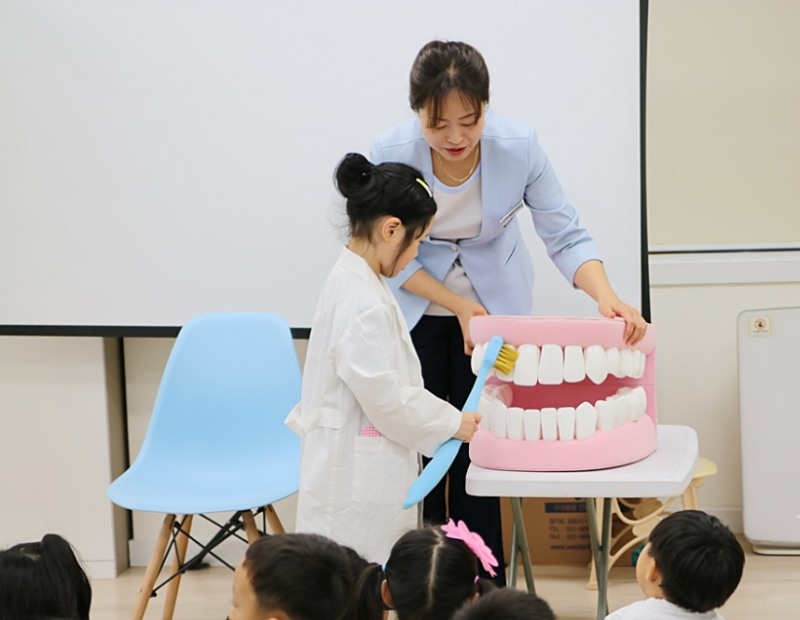 지난 4일 빛고운유치원에서 파주유디치과의원 최현주 치위생사가 구강모형을 이용해 올바른 칫솔질 교육을 진행하고 있다. (사진=유디치과)