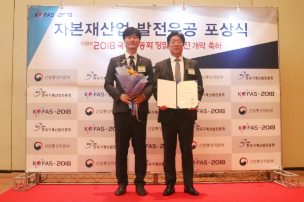 사진 우측이 권오철 동서발전 기술본부장(사진=동서발전 제공)