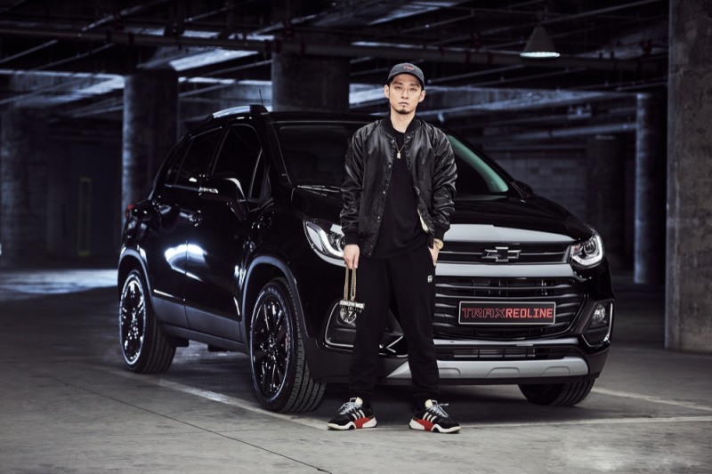 래퍼 더 콰이엇과 쉐보레 트랙스 레드라인.(사진=한국지엠)