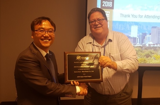 임도형 한국동서발전 발전기획부장(왼쪽)이 EUCG 베스트 프랙티스 어워즈 수상 후 기념 촬영을 하고 있다(사진=동서발전 제공)