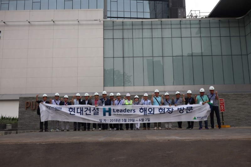 현대건설 우수 협력사 관계자들이 현대건설 인도네시아 샹그릴라 레지던스공사 현장에서 기념촬영을 하고 있다.(사진=현대건설)