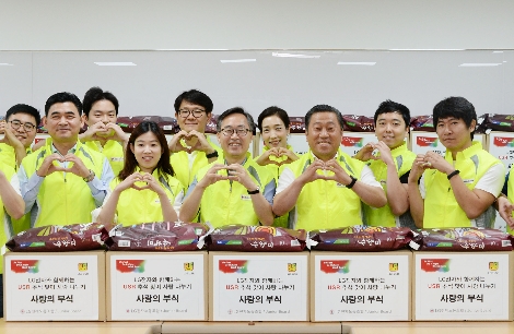 서울 가산동 LG전자 노동조합 사무실에서 배상호 노조위원장(오른쪽에서 세번째)과 유성훈 금천구청장(오른쪽에서 다섯번째)을 비롯한 LG전자 직원들이 직접 포장한 사랑의 부식 박스 앞에서 포즈를 취하고 있다. (사진=LG전자)