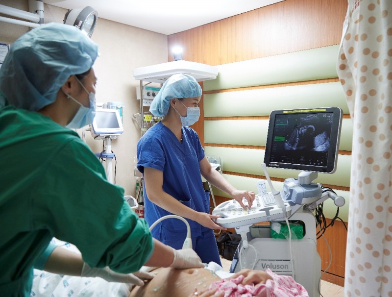 강남차병원 의료진이 역아 산모에게 초음파를 보며 역아외회전술을 실시하고 있다.(사진=강남차병원)