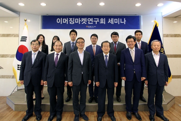 사진 왼쪽부터 박재필 변호사, KCB 컨설팅 박계호 대표, 이태호 삼일회계법인 부대표, 김재홍 고문(전 방송통신위 부위원장), 한명관 변호사, 조현관 고문(전 서울국세청장)