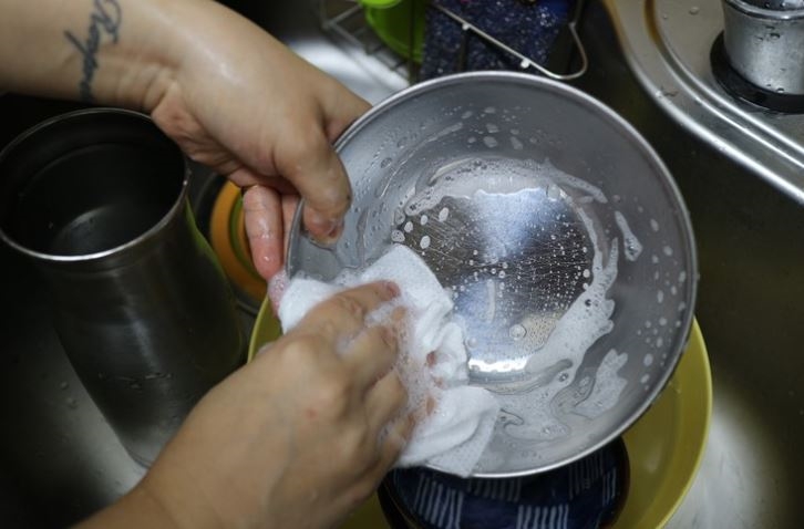 버블리 수세미로 설거지 하는 모습. (사진=버블리코리아)