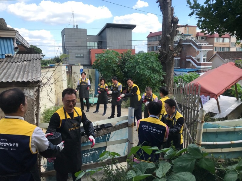 쌍용자동차 임직원들과 평택연탄나눔은행 관계자들이 발대식 후 인근 소외계층 가정을 방문해 연탄을 전달하고 있다.(사진=쌍용자동차)