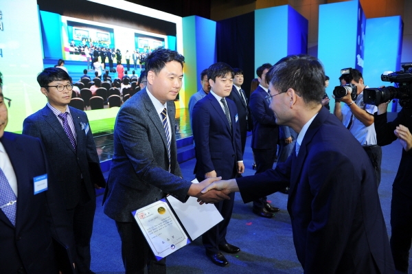 (사진=산업통상자원부 장관상을 수여받는 스톨츠 이재복 대표이사)