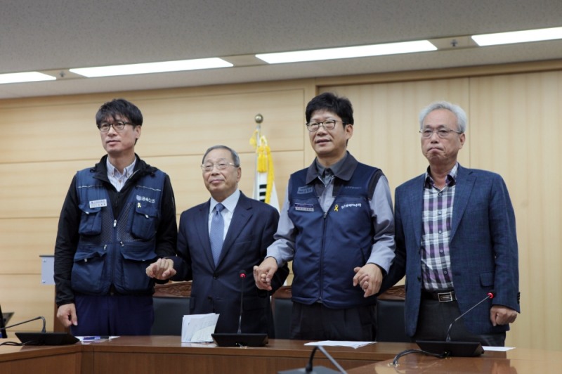 왼쪽부터 금속노조 쌍용자동차지부 김득중 지부장, 쌍용자동차 최종식 대표이사, 쌍용자동차 홍봉석 노동조합 위원장, 대통령 직속 경제사회노동위원회 문성현 위원장.(사진=쌍용자동차)