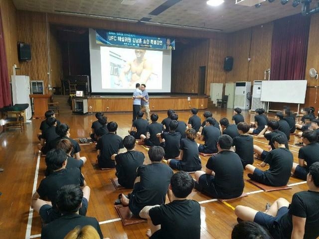 레슬링기술을 선보이고 있는 초청강사 김남훈 씨.(사진제공=서울소년분류심사원)
