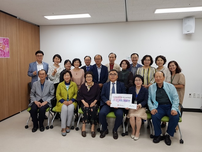 대구지방변호사회가 대구중구노인상담소를 방문해 230만원을 기탁하고 기념촬영.(사진제공=대구지방변호사회)