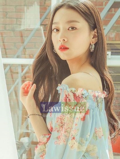 이수민, 급작스런 등장...블링블링한 드레스 입고 가녀린 쇄골라인 뽐내