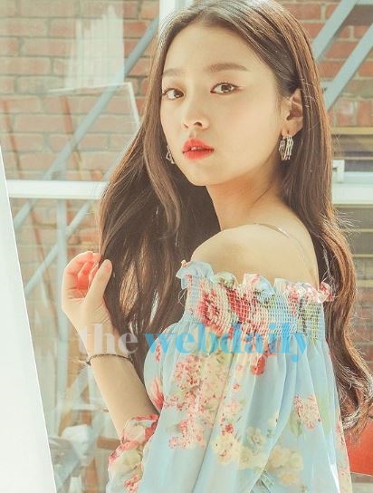 급작스런 등장...이수민, 블링블링한 드레스 입고 가녀린 쇄골라인 뽐내