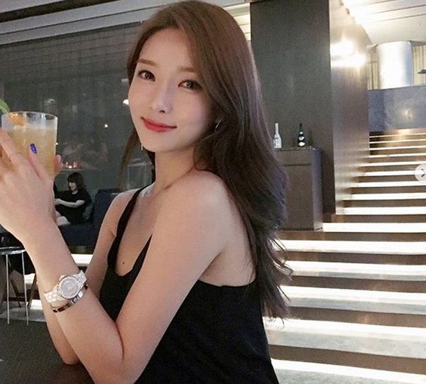 이엘린, '긴생머리 수수한 차림...블랙나시티 사이로 가녀린 팔뚝'