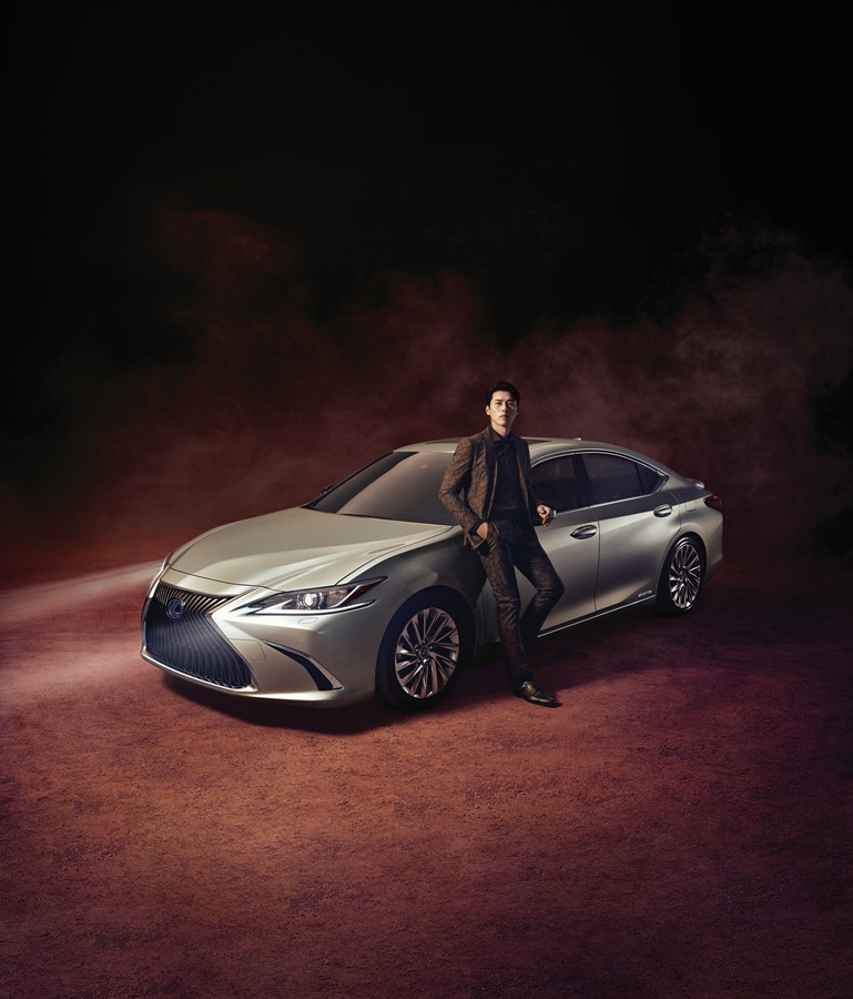 렉서스 뉴 제너레이션ES 300h와 광고모델 배우 현빈.(사진=렉서스 코리아)