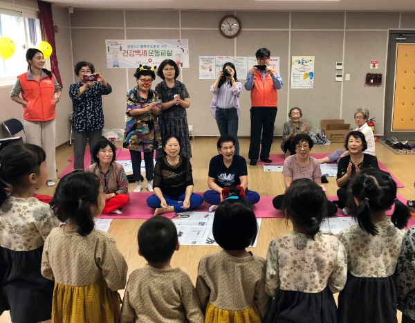 코레일유통 서울본부 ‘희망봉사단은 지역 어르신과 다문화 가정 어린이들을 위한‘한가위 정 마당’ 개최를 통해 함께하는 시간을 가졌다(사진=코레일유통 제공)