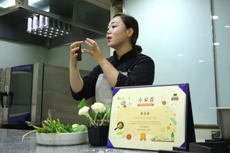 채소 소믈리에 자격증을 취득한 CJ프레시웨이 전문 쉐프가 지난 14일 ‘아이누리 채소학교’ 프로그램을 설명하고 있는 모습 (사진=CJ프레시웨이)