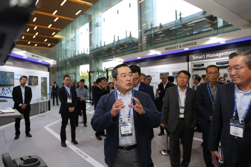 구자열 LS그룹 회장이 17일 LS타워에서 열린 'T-Fair 2018'에 참가해 그룹의 미래 기술인 디지털 기술이 전시된 전시장을 둘러보고 있다.(사진=LS그룹)