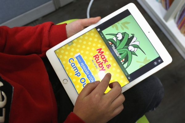 윤선생 웰스터디 말이 되는 99패키지 온라인 도서관 서비스 아이들이북 이용 모습(사진=윤선생 제공)