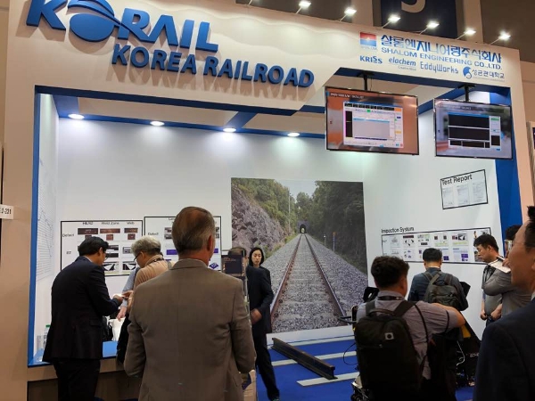 18일(현지시간) 독일 베를린에서 열린 ‘이노트랜스 2018’에서 관람객들이 코레일 부스를 둘러보고 있다(사진=코레일 제공)