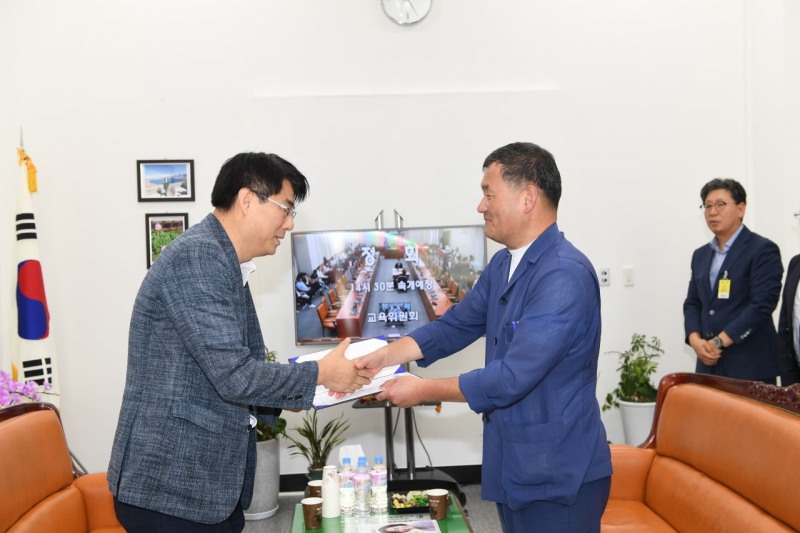 오규석 기장군수(사진우측)가 기장군 일광면 지역의 청약조정대상지역 해제를 요청하는 건의문을 19일 오후 2시 국회 국토교통위원회 상임위원장실에 직접 전달하고 있다.(사진제공=기장군)