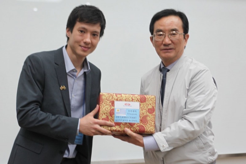 한전KPS 해외 우수 직원 초청교육에 참석하기 위해 9월 11일 나주 본사를 방문한 우루과이 티그레사업소의 구스타포 직원(왼쪽)이 김범년 사장과 기념촬영을 하고 있다. (사진=한전KPS)