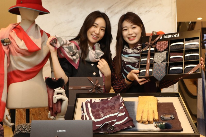 17일, 롯데백화점 본점의 '아.테스토니' 매장에서 직원들이 다양한 잡화상품을 소개하는 모습. (사진=롯데백화점)
