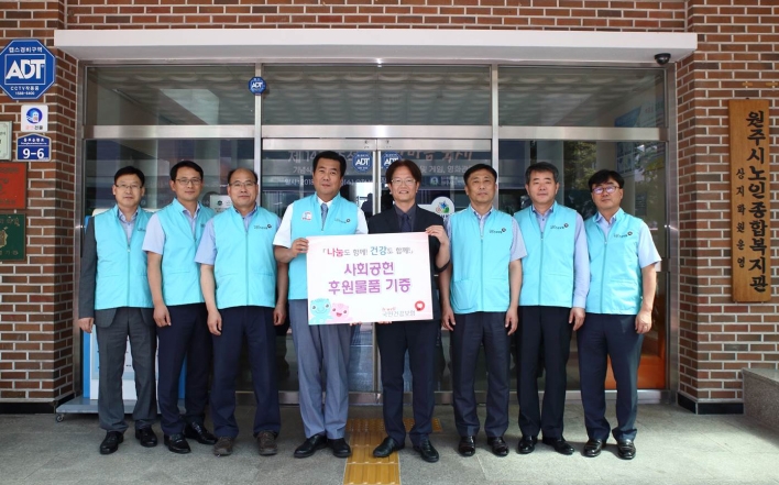 ▲ 국민건강보험공단 강청희 급여상임이사와 건이강이봉사단은 18일 봉사단 임직원들이 기부한 사회공헌기금으로 불우보호시설을 찾아 배식봉사활동과 성금 3백만원을 전달하는 후원활동을 펼쳤다. (사진=건보공단)