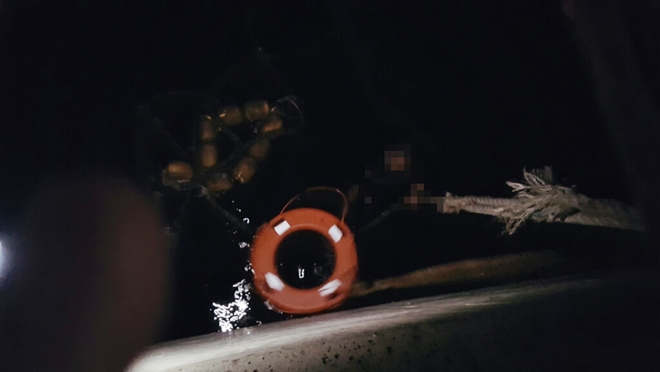 실족해 바다에 추락한 요구조자를 구조하고 있다.(사진제공=부산지방경찰청)