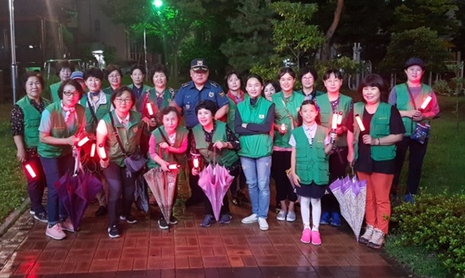 합동순찰에 나선 옥동보안관들과 기념촬영.(사진제공=울산남부경찰서)