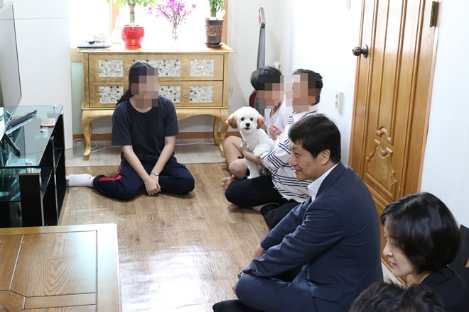 구남수 부산가정법원장이 피해아동 가구를 방문해 격려하고 있다.(사진제공=부산가정법원)