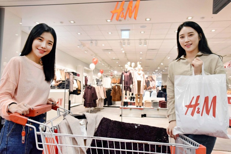 21일 홈플러스 부천상동점 H&M 매장에서 모델들이 상품을 둘러보고 있다. 스웨덴을 대표하는 SPA 브랜드 H&M은 이날 국내 대형마트에서는 처음으로 홈플러스에 문을 열었다. 매장면적 1,534.5㎡(약 465평) 규모로, 여성, 남성, 아동 의류를 한 자리에서 쇼핑할 수 있게 만들었다. 대형마트 입점 패션매장 규모가 평균 15~20평 수준임을 감안하면 20배를 훌쩍 넘는 수준이다. H&M은 합리적인 가격, 다양한 디자인, 빠른 상품 구성 등의 강점을 바탕으로 대형마트로 쇼핑 오는 가족 단위 고객들을 만족시키고, 홈플러스는 SPA를 찾는 2030세대에게 가성비 높은 상품을 제공해 시너지를 낼 수 있을 것으로 기대된다.