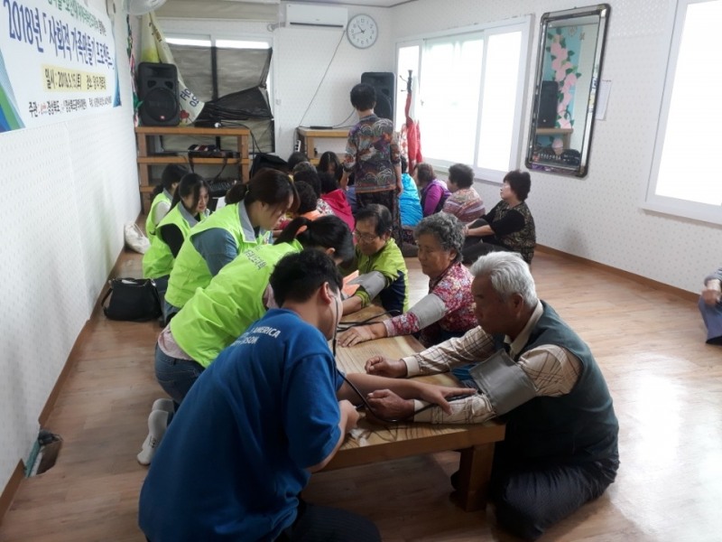 호산대 학생들이 어르신들을 돌보고 있다.(사진제공=호산대)