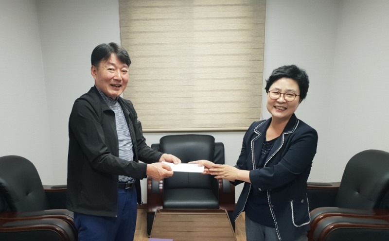 서진남 센터장(사진우측)이 성금을 전달하고 있다.(사진제공=부산솔로몬로파크)