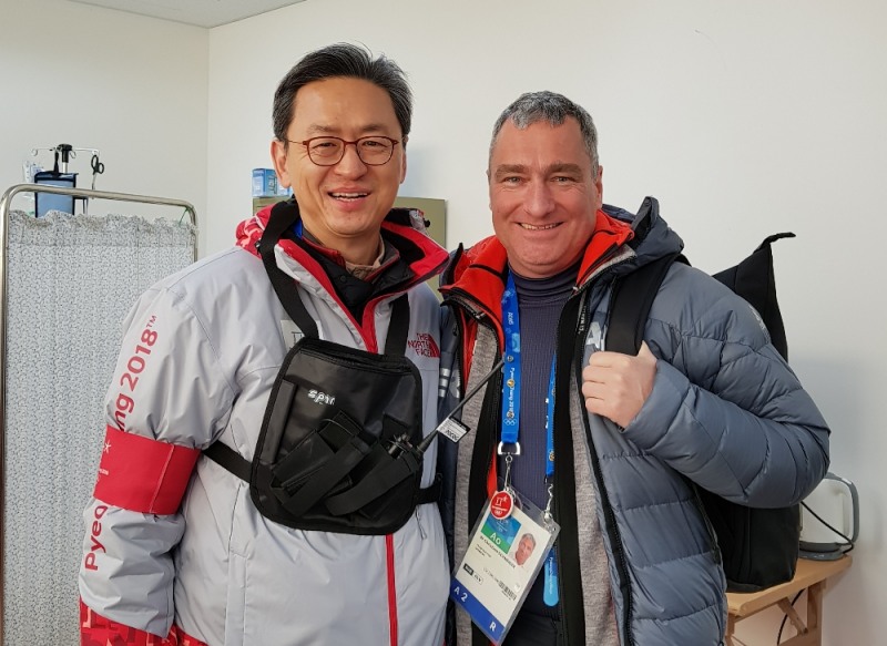 왼쪽부터, 정홍근 교수와 슈나이더 박사 (사진=건대병원)