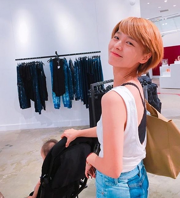 선예, 산들산들 부러질듯...유모차 끌며 상큼맘 자태