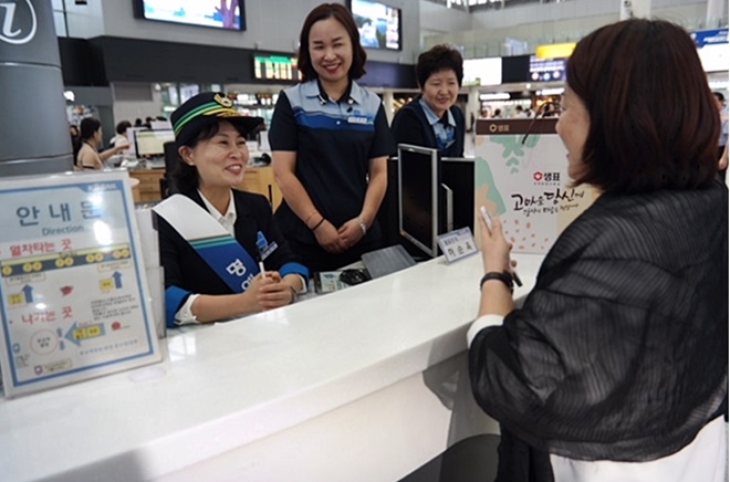 박인영 부산시의회의장이 귀성객과 담소를 나누고 있다.(사진제공=코레일부산경남본부)