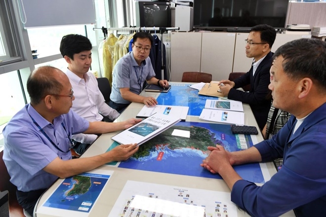 오규석 기장군수와 관계자들이 해수부를 방문해 ‘제3차 연안정비기본계획’에 월내∼길천 지구 및 임랑 지구 반영의 필요성 및 당위성을 설명하고 있다.(사진제공=기장군)