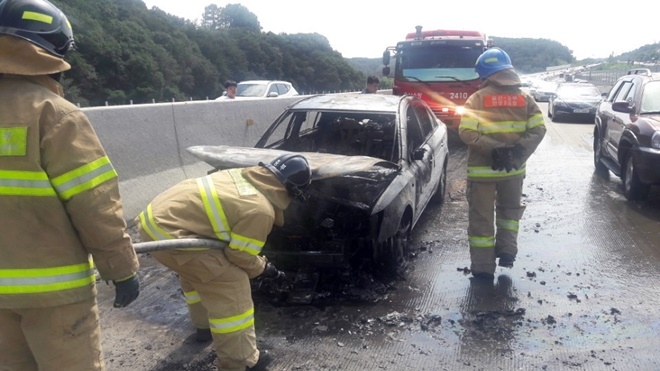 소방관이 화재 차량을 살피고 있다.(사진제공=부산지방경찰청)