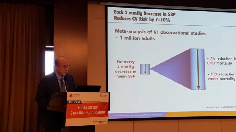 지난 22일 중국 베이징 인터네셔널 컨벤션센터에서 개최된 2018세계고혈압학회 ‘피마사르탄 심포지엄’에서 연세대 박성하 교수가 ‘고혈압 관리에서 피마사르탄/암로디핀(듀카브) 단일정 복합제의 유익한 효과’라는 주제로 듀카브 임상 시험 결과를 소개하고 있다. (사진=보령제약)