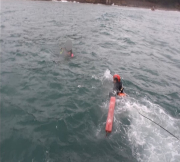 해경구조대가 표류자를 구조하고 있다.(사진제공=부산해양경찰서)